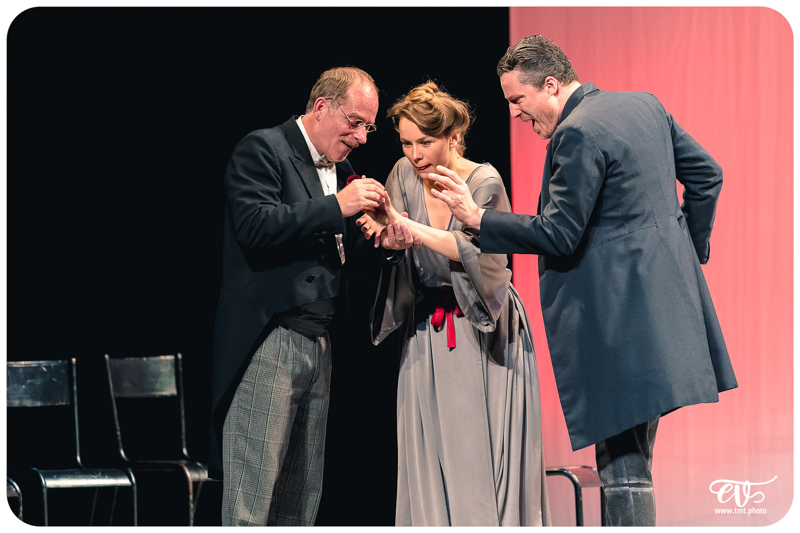 UN FIL A LA PATTE (CIE VIVA)